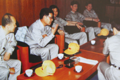 为了进建表国先进技术和治理步骤，前往引进技术与设备的国度进行实地调查。薛仲光厂长在日本。