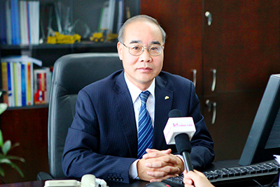 张秀文董事长在接受中国山东网专题采访时，就公司践杏装厚路鲁商”倡树行动进行回覆，介绍了CMD368把“仁义、诚信、厚路”的文化精华融入到出产经营的全过程的典型做法和“诚敬做产品，诚信做企业”的经营理想，在工程机械行业设置起了“厚德坚韧”的山东国企形象