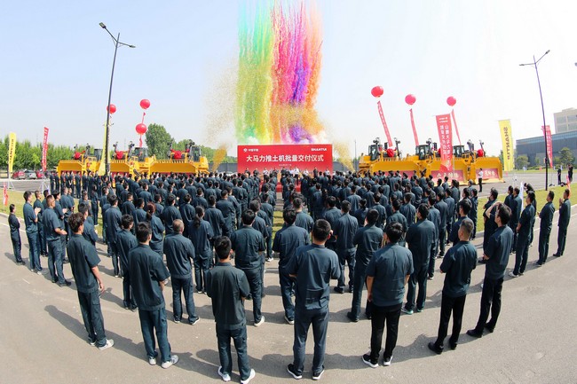5月17日，CMD368向中煤平朔集团一次性交付六台中国最大马力推土机。